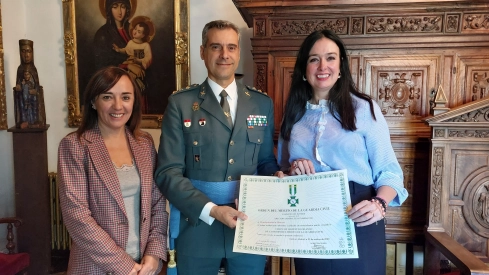 El Ayuntamiento De Huesca Recibe La Cruz Con Distintivo Blanco De La