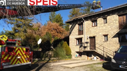 Incendio De Una Chimenea En Ibort Que Ha Quemado Parte Del Tejado De La