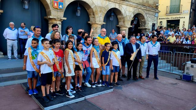 Las autoridades con las Zagalas, Zagal, Zagaletas y Zagaletes de las fiestas. Foto Myriam Martínez