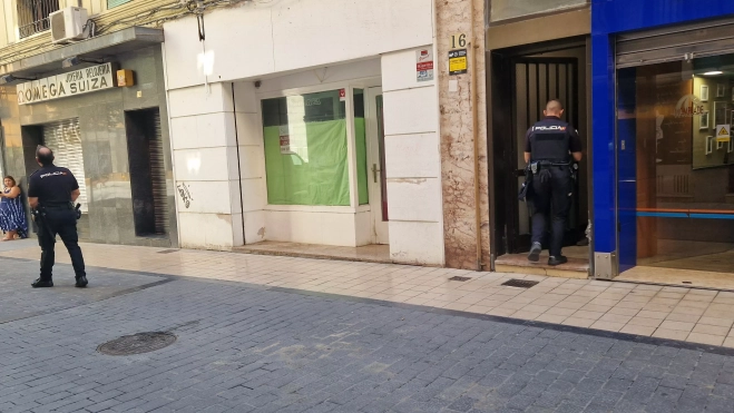 La Policía Nacional se personó este miércoles en la calle, alertada por los vecinos. Foto Myriam Martínez