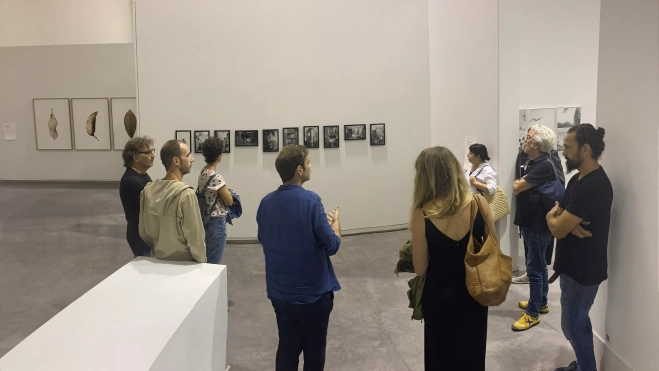 Los asistentes al taller, atendiendo las explicaciones de Millás.