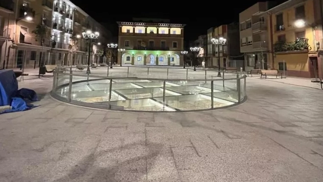 Vista de la de la plaza donde se sitúa el Pozo de Hielo.