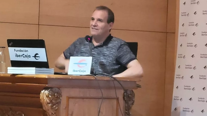 Alfonso Marco, en la conferencia en el Centro Cultural de Ibercaja en Huesca