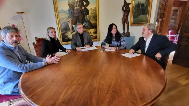 Gerardo Oliván, Nuria Mur, Manuel Blasco, Lorena Orduna y José Miguel Veintemilla, en el Ayuntamiento de Huesca