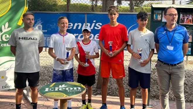 Gonzalo tras ganar la final de dobles Gonzalo tras ganar la final de dobles
