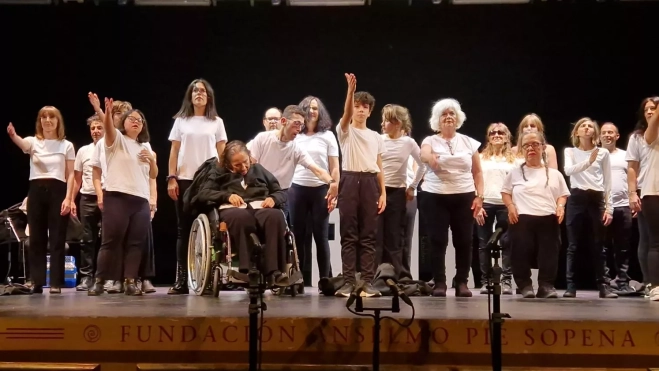 Los actores saludan desde el escenario tras la representación de "Normal" en Huesca. Foto Myriam Martínez