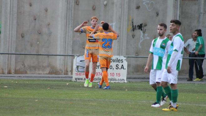 Los jugadores del Sariñena celebran uno de los goles conseguidos ante el Biescas. Foto: CD Sariñena