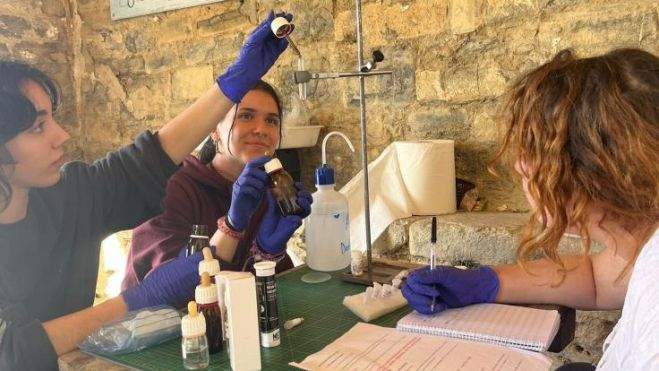 Alumnas de la Escuela de Conservación y Restauración de Huesca Alumnas de la Escuela de Conservación y Restauración de Huesca