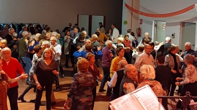 Ambiente en la pasada sesión de "Sácame a bailar" en el local de la Asociación de Vecinos de San Lorenzo.