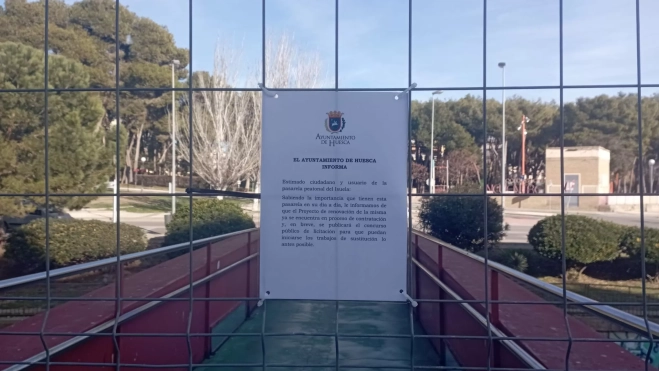 Cartel que informa de la situación de este proyecto en la propia pasareal