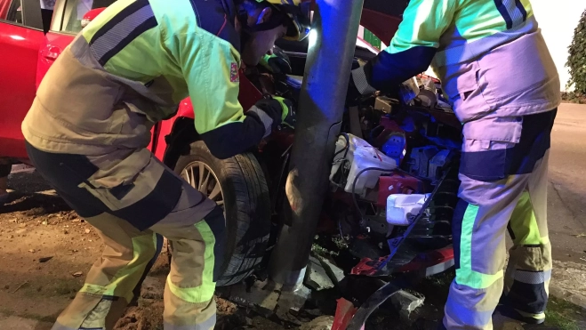 El coche ha chocado contra una farola.