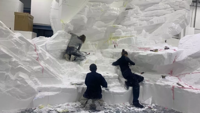 Miembros del equipo de Tecmolde, trabajando en Loporzano para "La sociedad de la nieve"