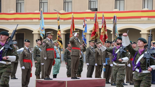 Desfile en el acuartelamiento Sancho Ramírez