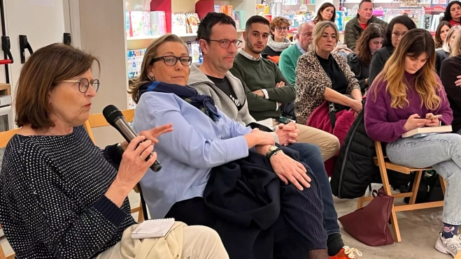 Intervención de una de las participantes en el encuentro con la alcaldesa de Huesca.