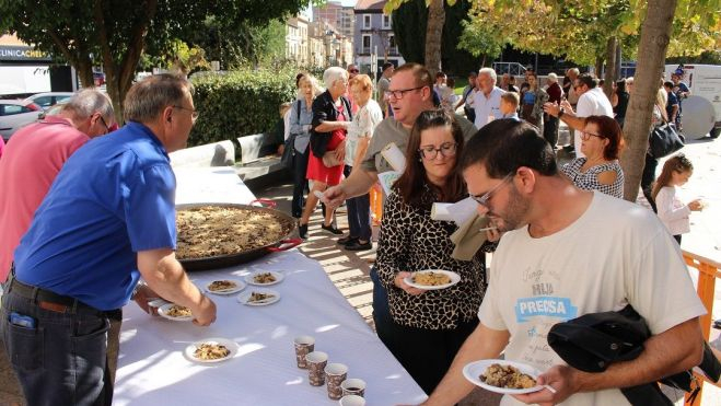 Degustación de arroz con setas ofrecido por el Grupo Micológico de Binéfar. Foto: Ayuntamiento de Binéfar