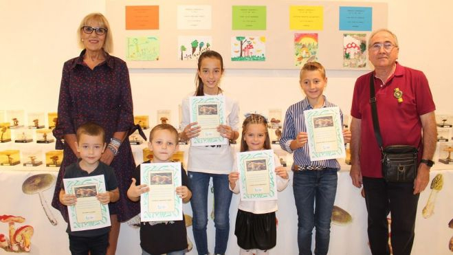 Ganadores del concurso de dibujo enmarcado en la Exposición Micológica. Foto: Ayuntamiento de Binéfar