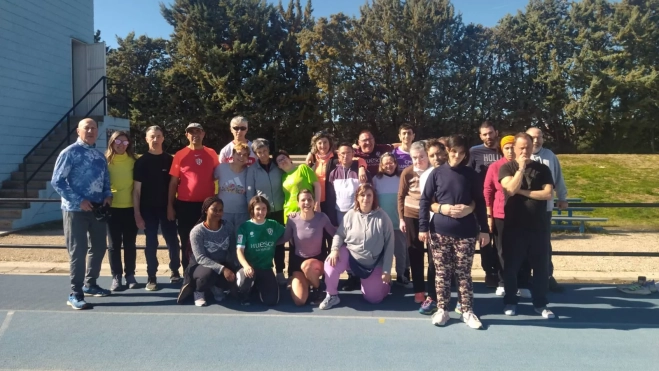 Foto de familia de los atletas de Valentia y sus entrenadores con Irene Sánchez-Escribano.