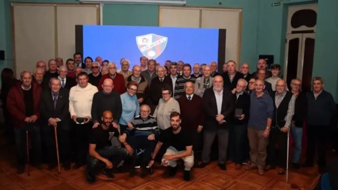 Antonio Albert, en el centro, junto a sus hermanas, en el Homenaje del Huesca a los 50 primeros socios. Antonio Albert, en el centro, junto a sus hermanas, en el Homenaje del Huesca a los 50 primeros socios.