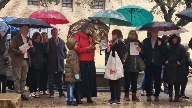 Nezha El Hajjaji, leyendo el comunicado frente al Ayuntamiento. Foto Myriam Martínez