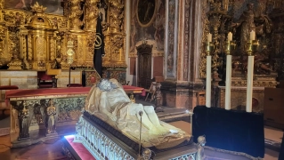 Adoración al Cristo Yacente en Santo Domingo y San Martín Adoración al Cristo Yacente en Santo Domingo y San Martín