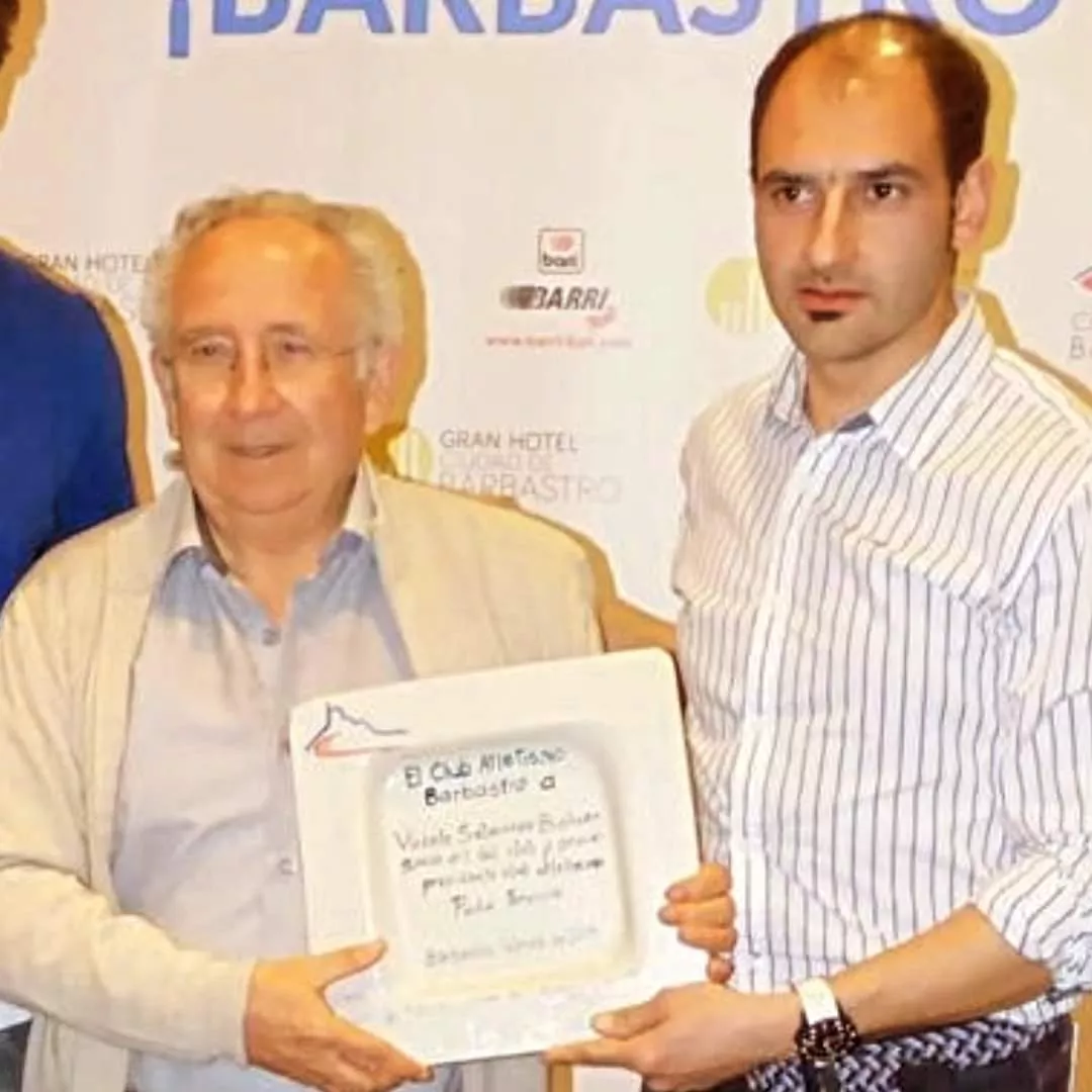 Salanova, a la izquierda, junto con el actual alcalde de Barbastro, Fernando Torres.