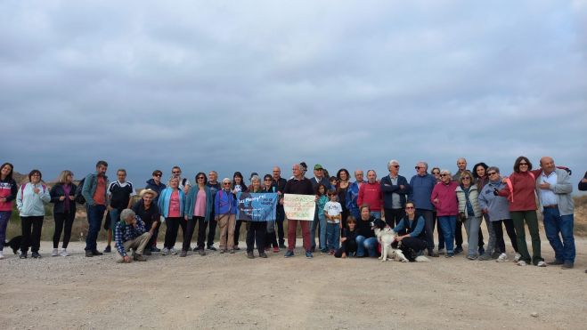 Participantes en la caminata contra la granja de cerdos que se construye junto al tozal