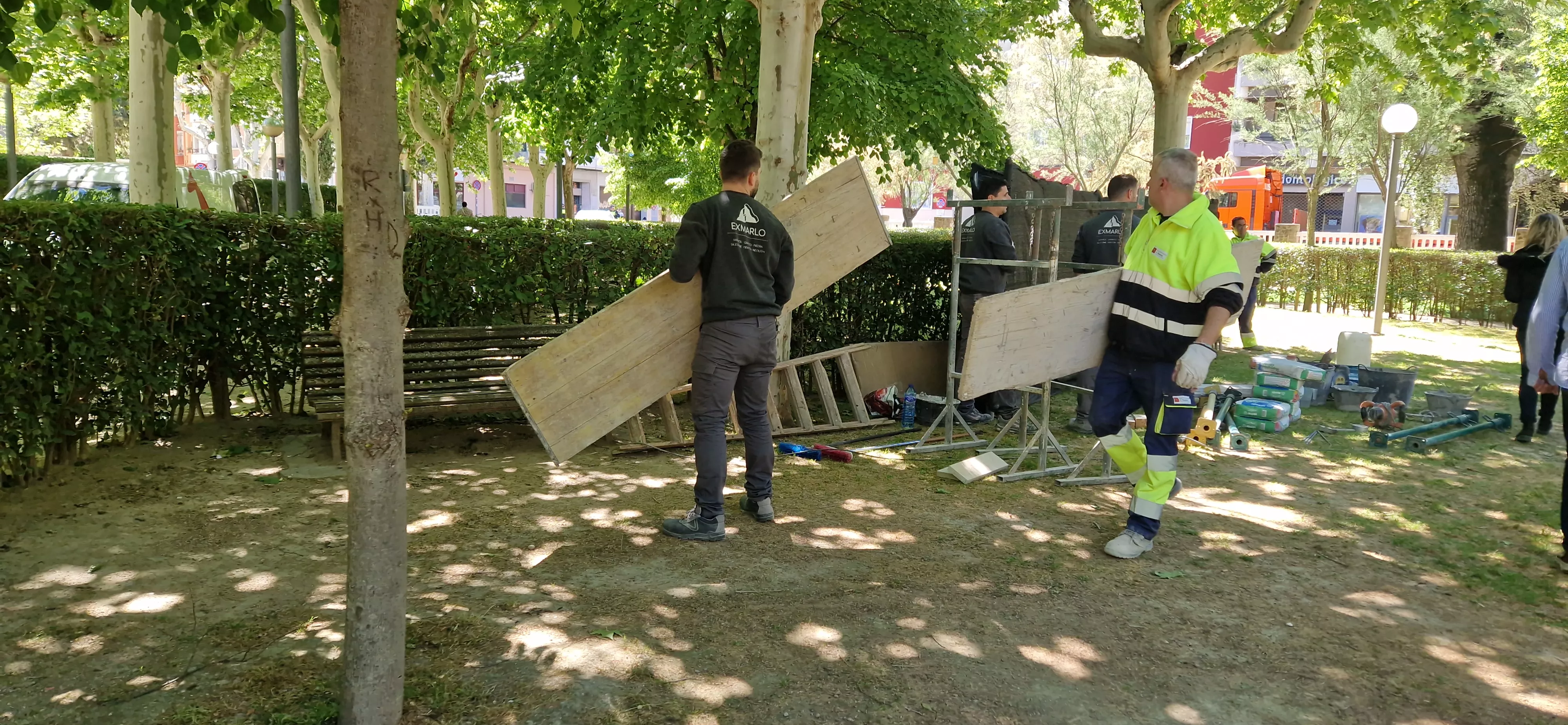 Imágenes de la colocación de la piedra del tributo a Orwell