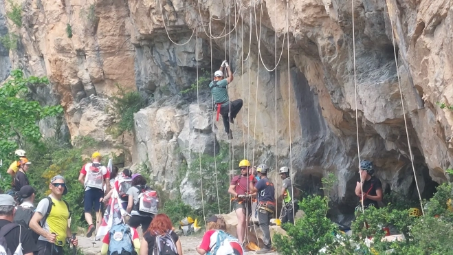 Los integrantes de la marcha con deportistas de la Federación Española de Espeleología.