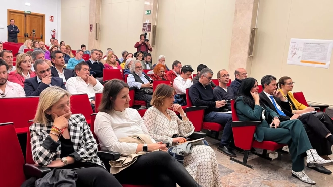 Alcaldes en la reunión celebrada en la sede de la Delegación Territorial del Gobierno de Aragón.