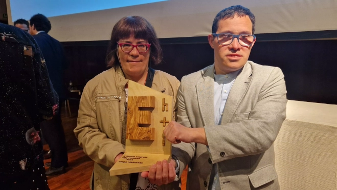 Olga y Juan, muy orgullosos con el premio para el Grupo Mas Farré. Foto Myriam Martínez