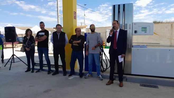 Inauguración de la gasolinera municipal de Peralta de Alcofea.