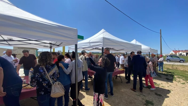 Asistentes a la inauguración de la gasolinera de Peralta de Alcofea.