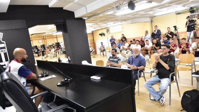 En la rueda de prensa. En la rueda de prensa.