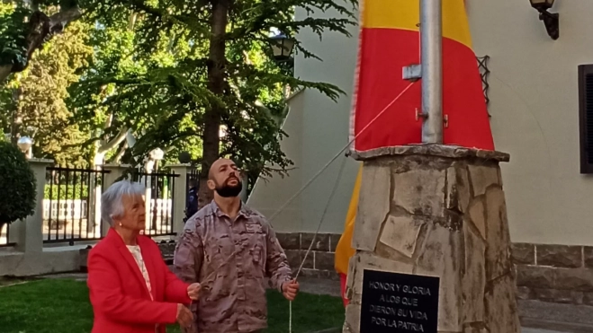 María Pilar en el izado de bandera