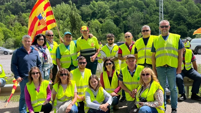 Imagen de participantes en la movilización en los pasos transfronterizos de Huesca.