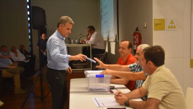 Josan Fierro en el momento de depositar su voto. Foto: Noemí Labara.
