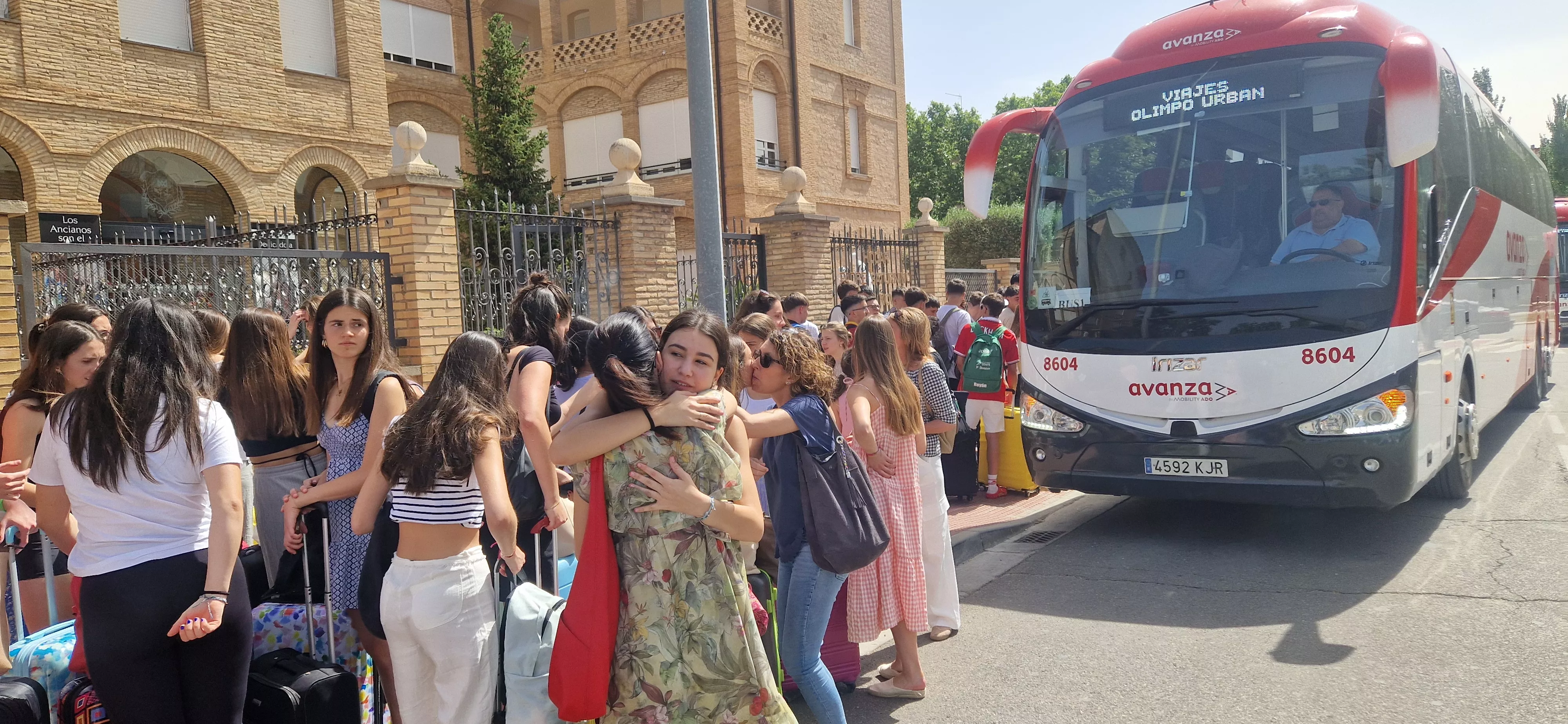 Imágenes de estudiantes oscenses cogiendo los autobuses para ir a Salou  tras los exámenes de la Evau