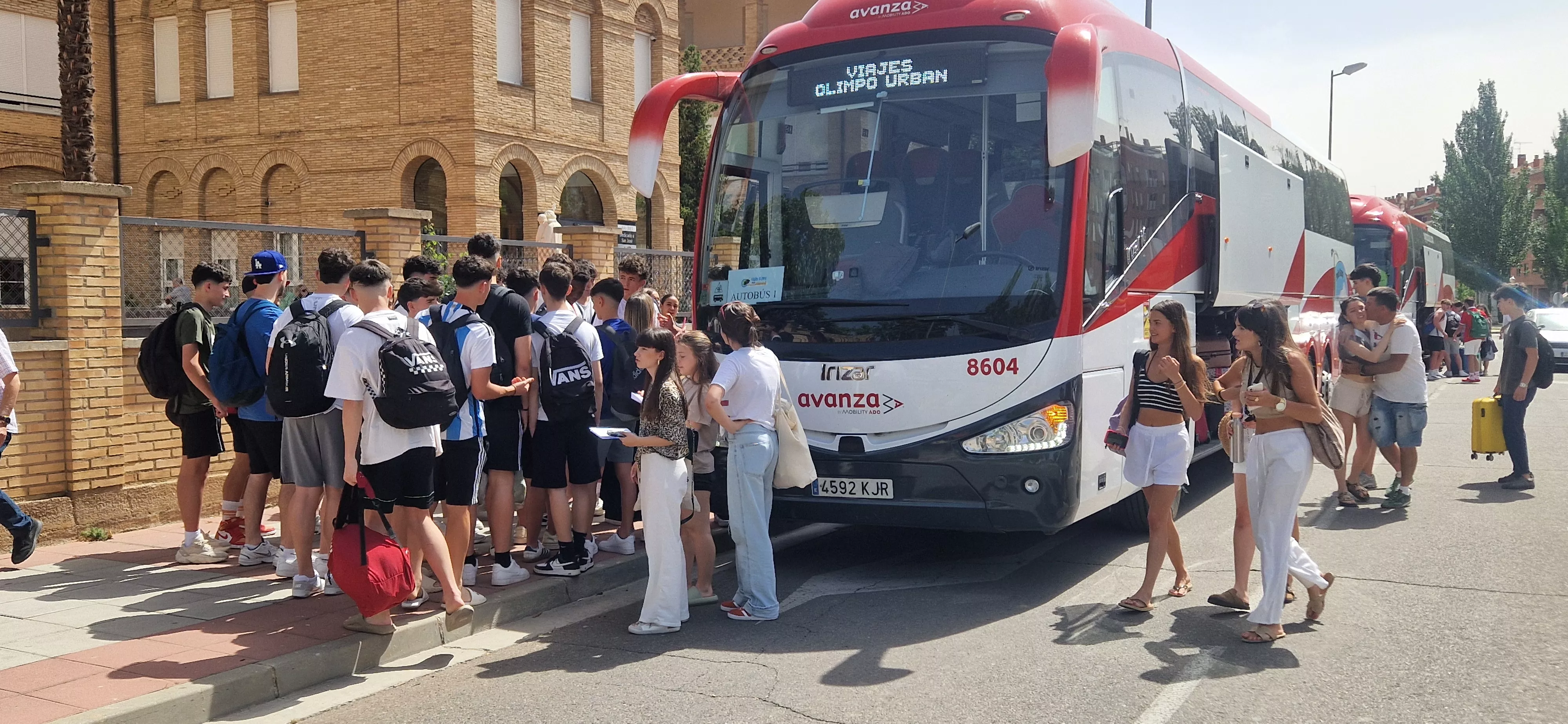 Imágenes de estudiantes oscenses cogiendo los autobuses para ir a Salou  tras los exámenes de la Evau