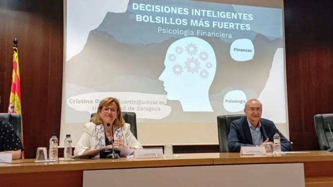 Mesa presidencial del acto. La Universidad de la Experiencia cierra el curso en Huesca con una lección sobre psicología financiera