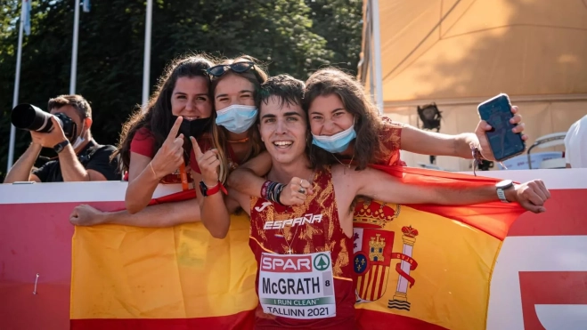 Mcgrath con Eva Rico y el equipo femenino de Marcha como campeón de Europa Sub-21 en Tallín Mcgrath con Eva Rico y el equipo femenino de Marcha como campeón de Europa Sub-21 en Tallín