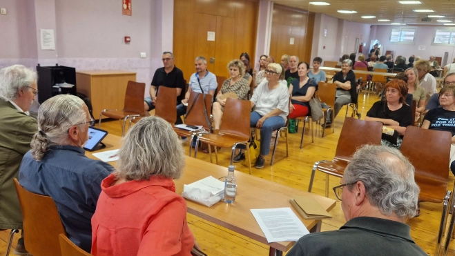 Una treintena de personas ha acudido a la reunión. Foto Myriam Martínez Una treintena de personas ha acudido a la reunión. Foto Myriam Martínez