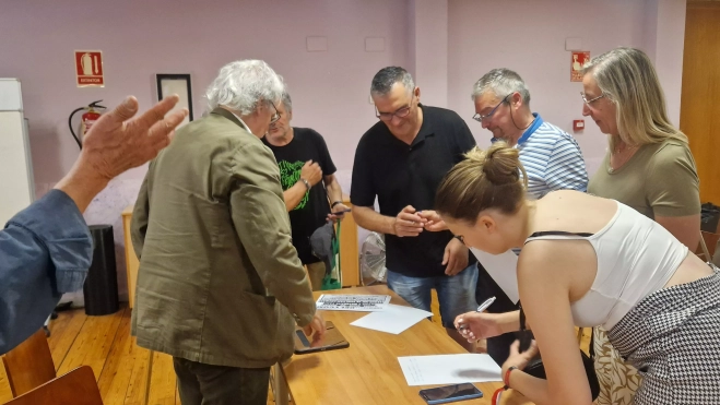 Asistentes, firmando el documento que se enviará al consejero de Sanidad. Foto Myriam Martínez Asistentes, firmando el documento que se enviará al consejero de Sanidad. Foto Myriam Martínez