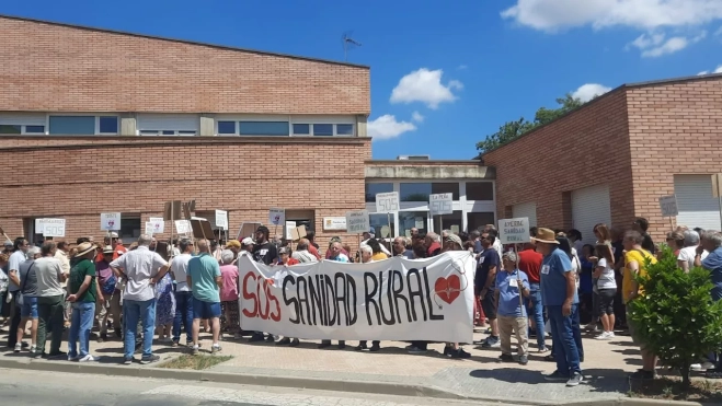 Concentración junto al Centro de Salud de Ayerbe