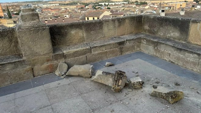 La cruz de la ermita de la Virgen de la Corona en Almudévar