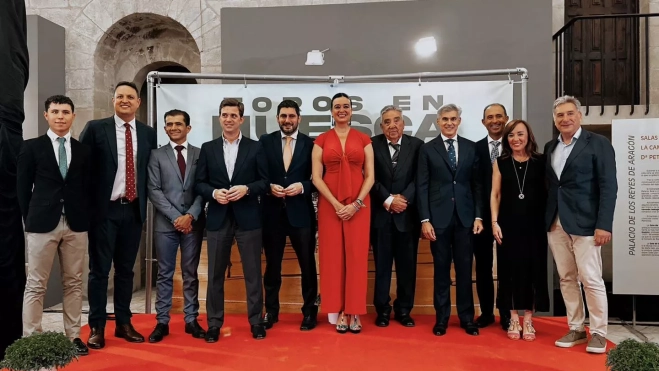 Foto de familia de invitados, premiados, autoridades y representantes de la empresa.