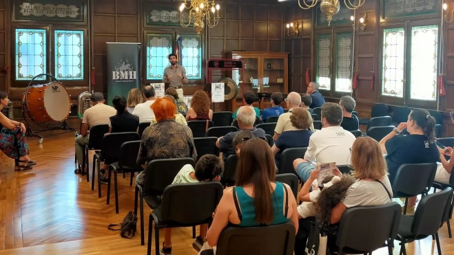 Alejandro Escuer se dirige a los asistentes a la jornada de presentación de la Escuela de Banda.