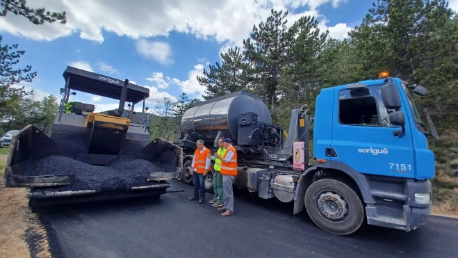 Asfaltado de la vía entre Bernués y Jaca. Asfaltado de la vía entre Bernués y Jaca.