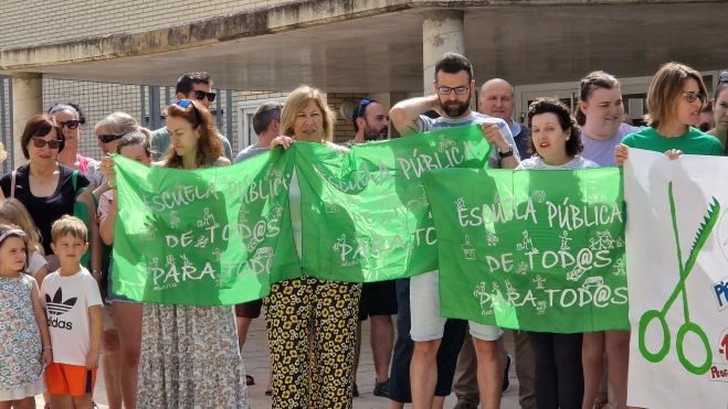 Concentración contra los recortes en el colegio Pirineos Pyrénées. Foto Myriam Martínez 