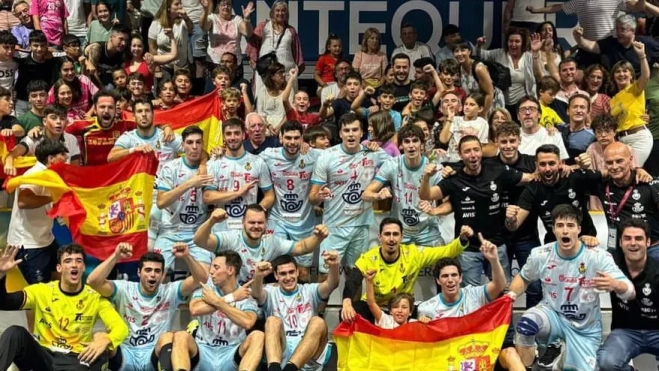 La selección española con la copa del Mundial Universitario