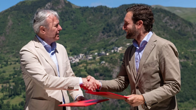 Jorge Azcón e Isaac Claver han firmado el convenio de colaboración.